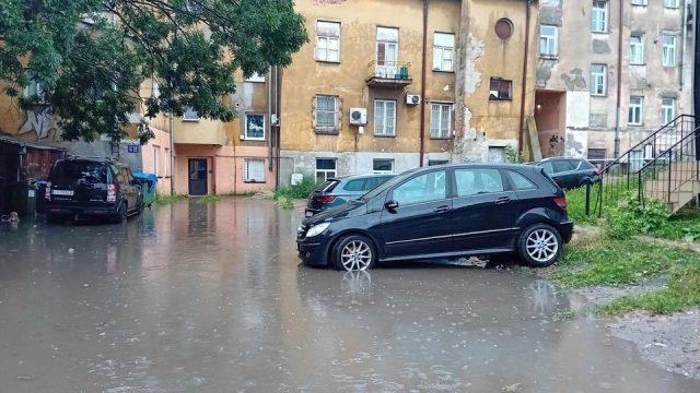 Takiej ulewy w Lublinie dawno nie było. Zalane ulice i utopione samochody (zdjęcia, wideo)