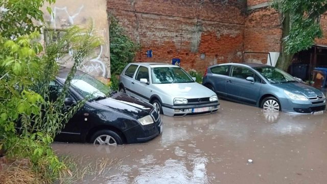 Takiej ulewy w Lublinie dawno nie było. Zalane ulice i utopione samochody (zdjęcia, wideo)