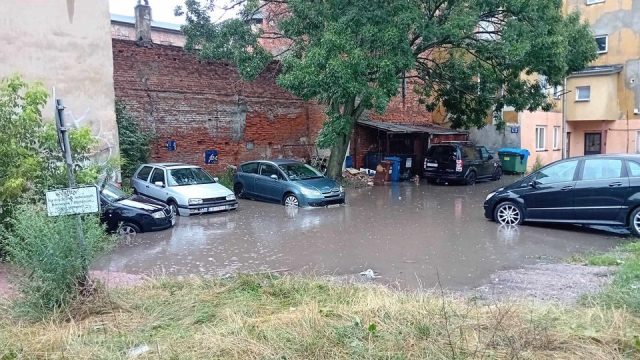 Takiej ulewy w Lublinie dawno nie było. Zalane ulice i utopione samochody (zdjęcia, wideo)