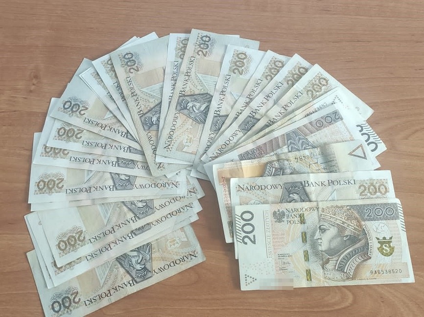 Ona znalazła w sklepie ponad 4000 złotych, on wziął z bankomatu nienależące do niego pieniądze. Oboje przyszli na komisariat