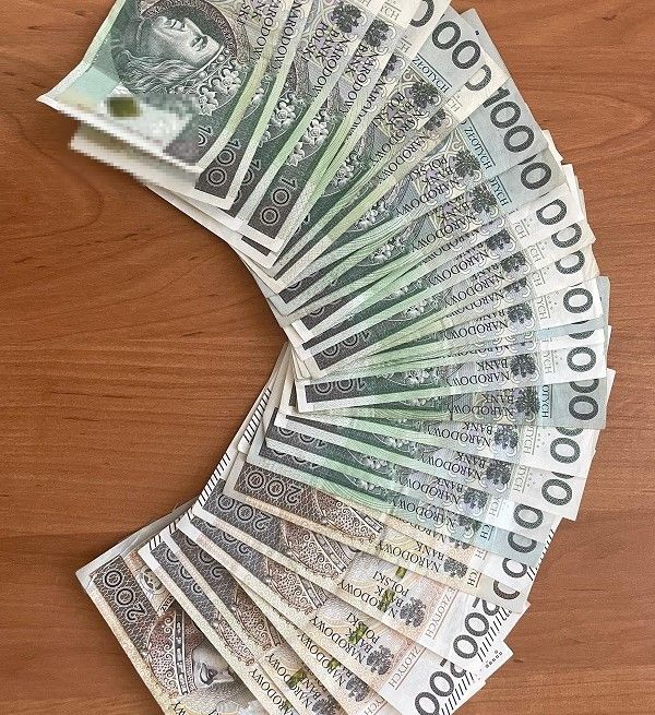 Ona znalazła w sklepie ponad 4000 złotych, on wziął z bankomatu nienależące do niego pieniądze. Oboje przyszli na komisariat