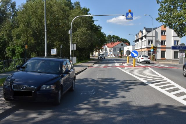 Wjechał w pieszą przechodzącą przez przejście. Tłumaczył, że jej nie zauważył (zdjęcia)