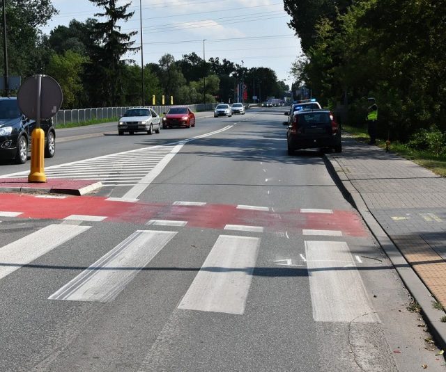 Wjechał w pieszą przechodzącą przez przejście. Tłumaczył, że jej nie zauważył (zdjęcia)