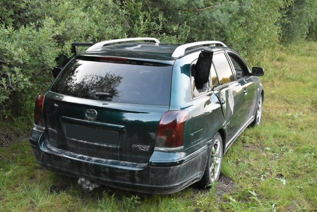 Skakał po samochodzie znajomej, wybił w nim szyby. Współbiesiadnikom podobało się to (zdjęcia)