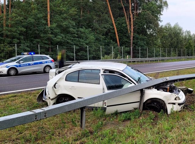 Wyprzedziła ciężarówkę i zahamowała. Pijana kierująca skodą zakończyła podróż na barierze, próbowała uciec (zdjęcia)