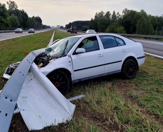 Wyprzedziła ciężarówkę i zahamowała. Pijana kierująca skodą zakończyła podróż na barierze, próbowała uciec (zdjęcia)
