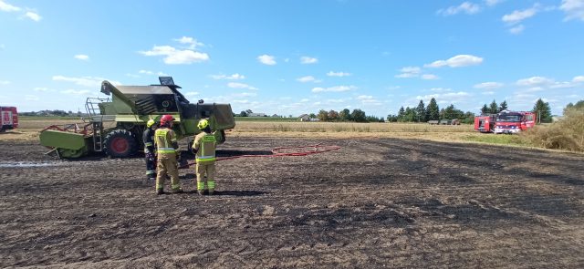 Kilka zastępów straży pożarnej walczyło z ogniem. Płonął kombajn zbożowy (zdjęcia)