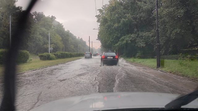 Takiej ulewy w Lublinie dawno nie było. Zalane ulice i utopione samochody (zdjęcia, wideo)