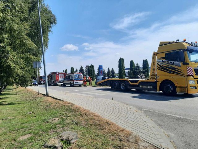 Nie ustąpił pierwszeństwa przejazdu. Fiat wylądował w rowie (zdjęcia)
