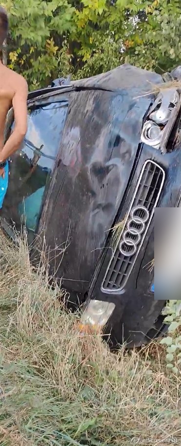 Audi wypadło z drogi i dachowało. Kierujący był pijany (wideo, zdjęcia)