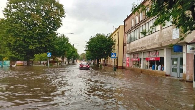 Lubartów pod wodą. Strażacy mają pełne ręce pracy (wideo, zdjęcia)