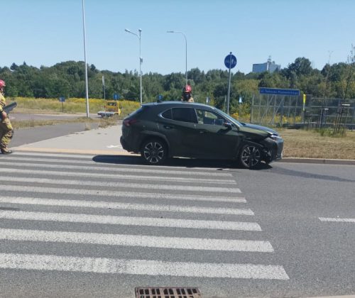 Dzień jak co dzień na rondzie z pniakiem. Znów zderzyły się tam dwa samochody (zdjęcia)