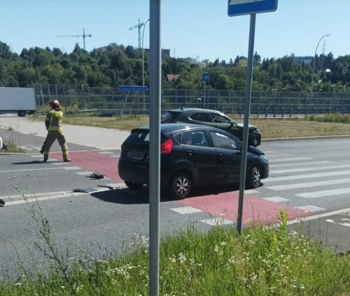 Dzień jak co dzień na rondzie z pniakiem. Znów zderzyły się tam dwa samochody (zdjęcia)