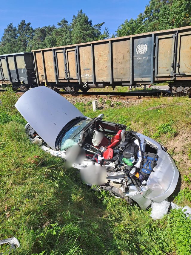 Tragiczny wypadek na przejeździe kolejowym. Nie żyje obywatelka Ukrainy, Izraelczyk trafił do szpitala