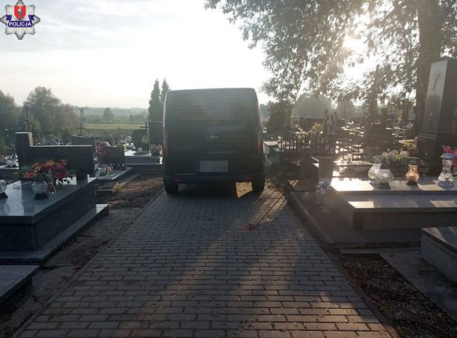 Karawanem pogrzebowym potrącił kobietę na cmentarzu. Interweniował śmigłowiec LPR (zdjęcia)
