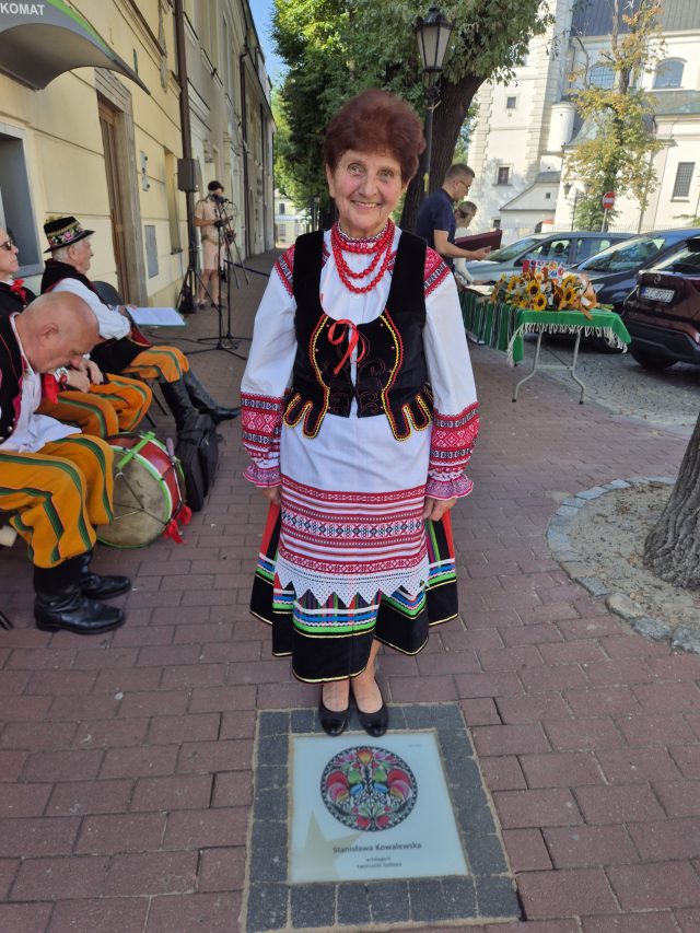 Tkaczka Stanisława Kowalewska z Nowego Holeszowa trafiła do „Alei Gwiozd Łowickich” (zdjęcia)