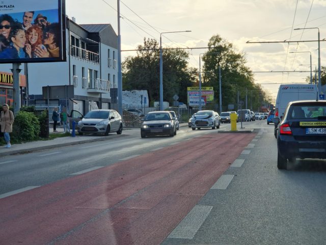 Jedna zatrzymała się przed przejściem dla pieszych, druga nie zdążyła. Panie postanowiły się dogadać (zdjęcia)