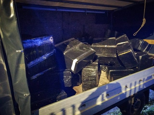 Przerzucali nielegalne papierosy przez płot. Zabezpieczono kontrabandę o wartości 1 mln złotych (zdjęcia)