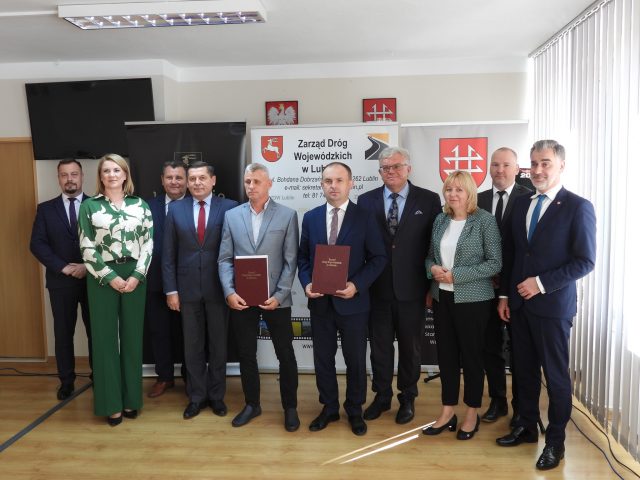 Podpisano umowy na remonty fragmentów dwóch dróg wojewódzkich w regionie (zdjęcia)