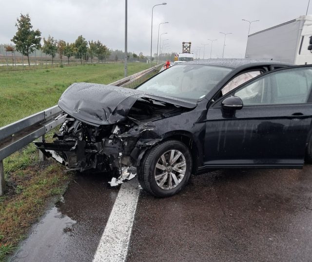 Na drodze ekspresowej pojazd osobowy uderzył w barierę energochłonną. Utrudnienia w ruchu w kierunku Lublina (zdjęcia)