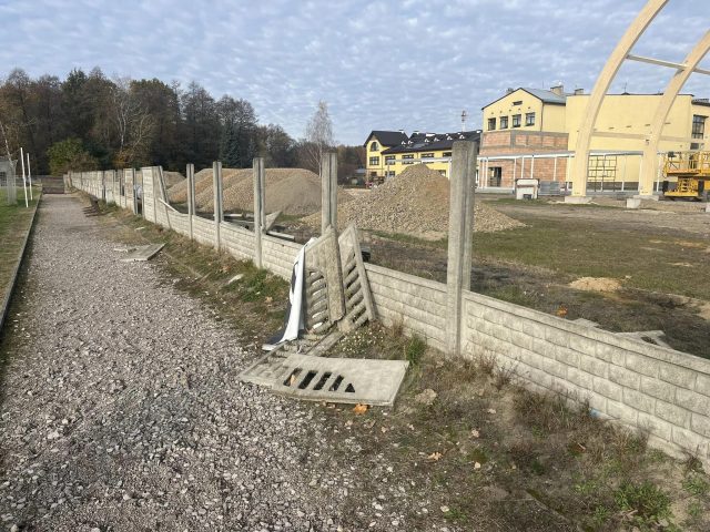 Popili i postanowili wyżyć się na ogrodzeniu stadionu. Kopali w betonowe przęsła niszcząc jedno za drugim (zdjęcia)
