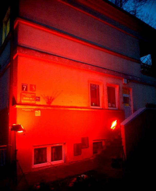 Wiele budynków przybrało czerwony kolor. Przesłanie akcji jest niezwykle ważne (zdjęcia)