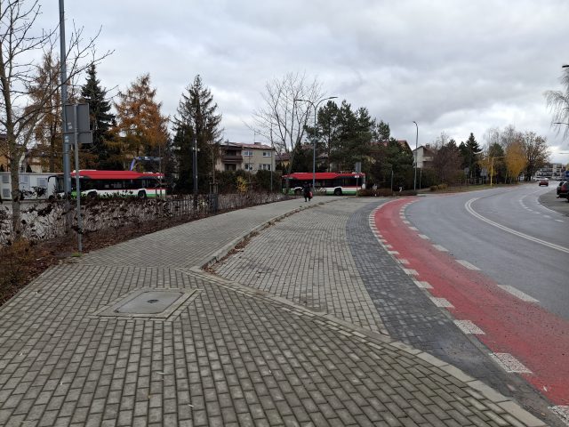 Choć niechętnie, ale kierowcy podporządkowali się wymogom przepisów drogowych. Parking  „K+R” na ul. Zbożowej już spełnia swoje zadanie