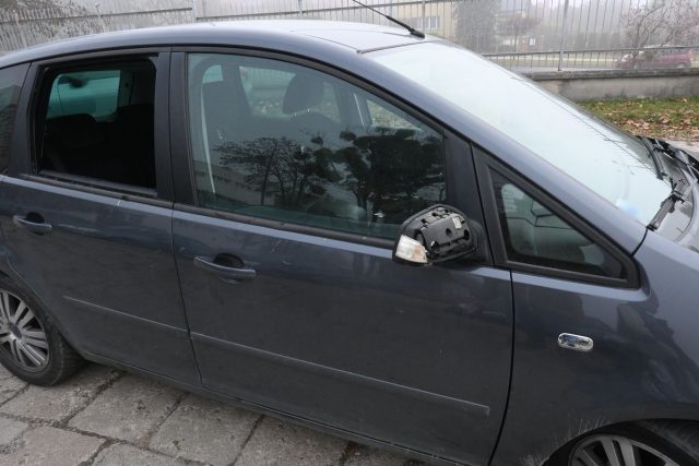 Zaatakował maczetą samochód, groził przedmiotem przypominający broń. Poszło o tamowanie przejazdu (zdjęcia)