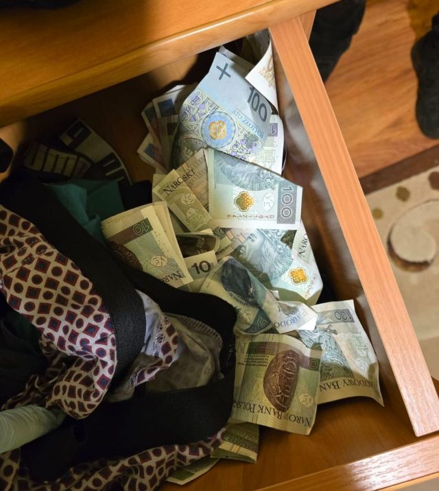 Napad na sklep osiedlowy w Lublinie. 19-latek groził nożem kasjerce, ukradł kasetkę z pieniędzmi (zdjęcia)