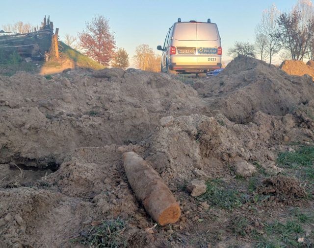 Niebezpieczne znalezisko w Stężycy. Pocisk artyleryjski na budowie (zdjęcia)