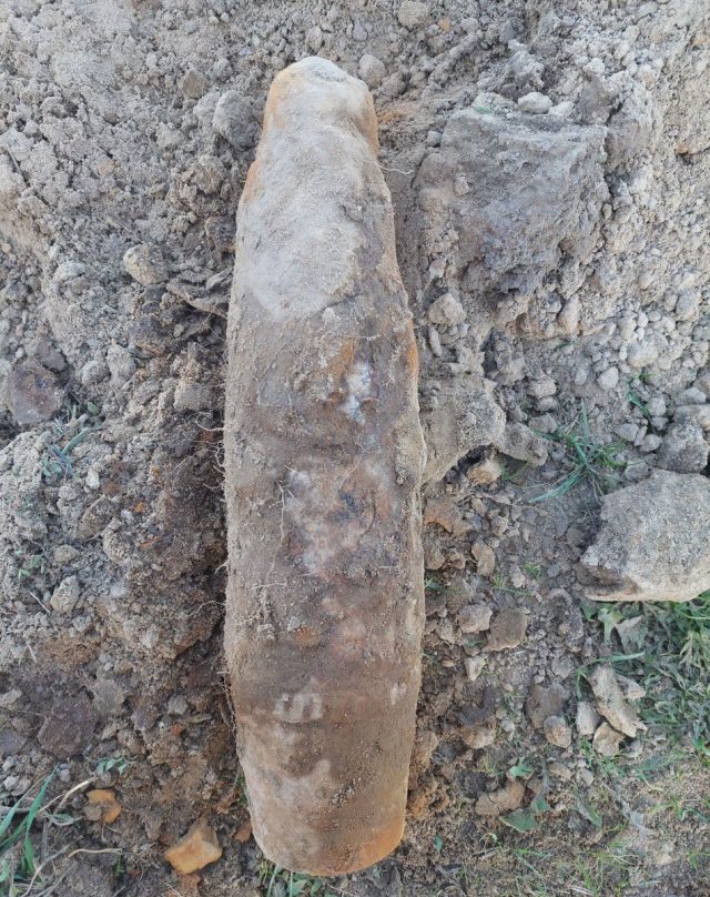 Niebezpieczne znalezisko w Stężycy. Pocisk artyleryjski na budowie (zdjęcia)