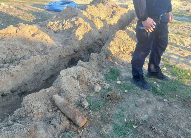 Niebezpieczne znalezisko w Stężycy. Pocisk artyleryjski na budowie (zdjęcia)