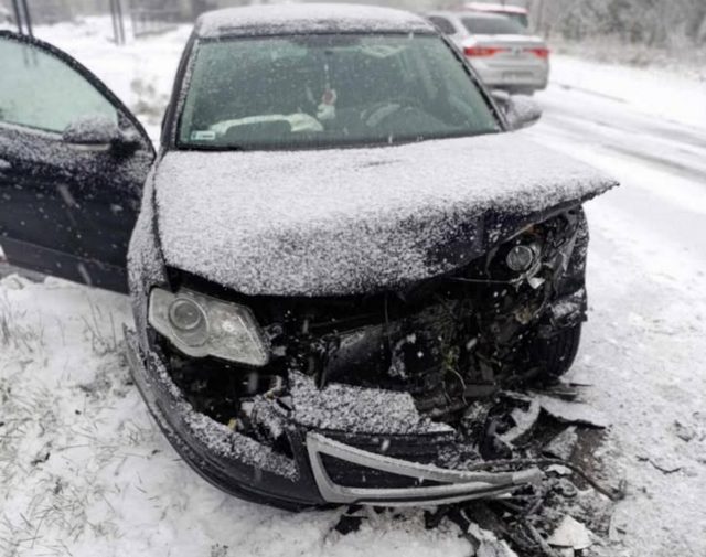 Czołowe zderzenie dwóch osobówek na zaśnieżonej drodze (zdjęcia)