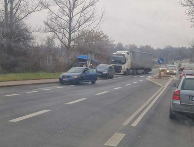 Zderzenie dwóch pojazdów na trasie Lublin – Lubartów, są utrudnienia w ruchu (zdjęcia)