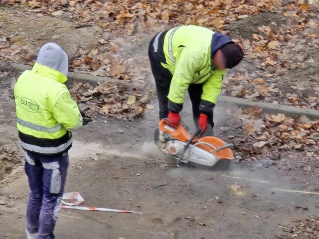 Położyli asfalt, a potem go zerwali. „Stwierdzono usterkę, która wymagała korekty” (zdjęcia)