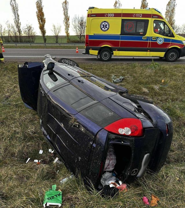 Obywatel Azerbejdżanu stracił panowanie nad pojazdem, mazda dachowała. Teraz czekają go spore wydatki (zdjęcia)