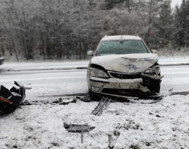 Czołowe zderzenie dwóch osobówek na zaśnieżonej drodze (zdjęcia)