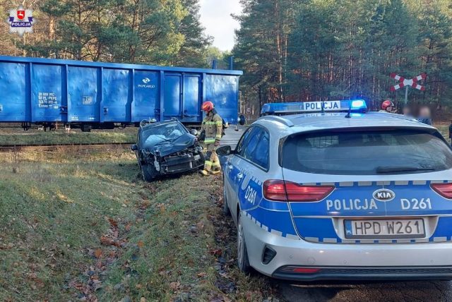 Wjechała suzuki na przejazd kolejowy, nie zauważyła pociągu. Zderzyła się z lokomotywą (zdjęcia)
