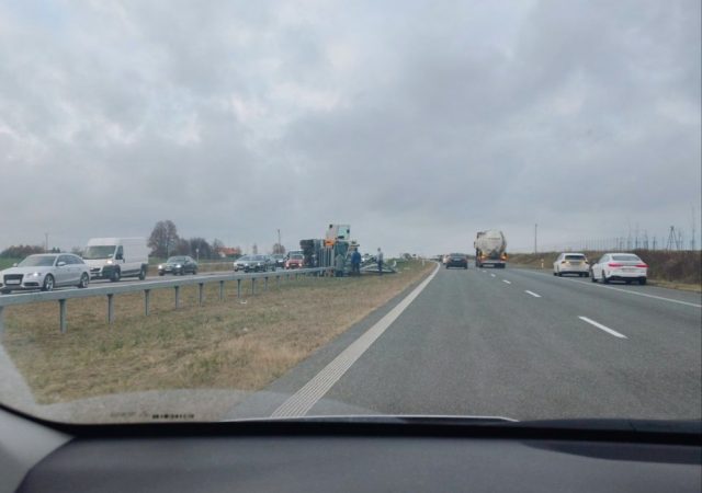 Śmieciarka uderzyła w bariery energochłonne i przewróciła się na bok (zdjęcia)