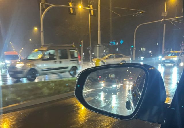 Zderzenie skody z toyotą. Obaj kierowcy zapewniają, że mieli zielone światło (zdjęcia)