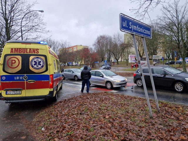 Nastolatek przejeżdżał hulajnogą na drugą stronę ulicy. Wjechał w niego kierowca peugeota (zdjęcia)