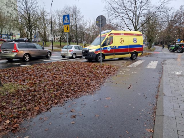 Nastolatek przejeżdżał hulajnogą na drugą stronę ulicy. Wjechał w niego kierowca peugeota (zdjęcia)