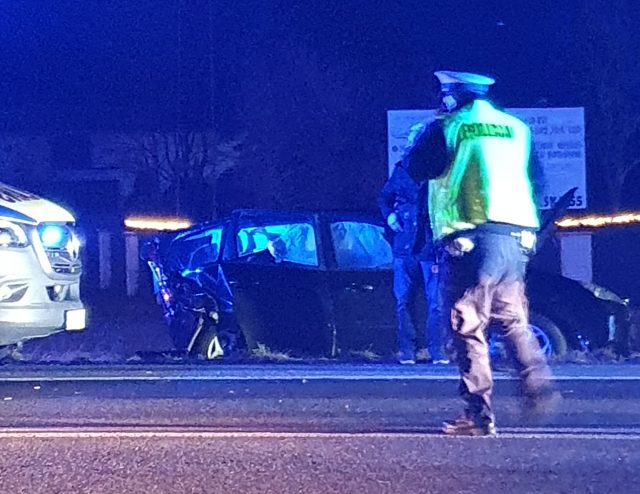 Groźny wypadek na drodze wojewódzkiej. Dwa auta rozbite, kilka osób poszkodowanych (zdjęcia)