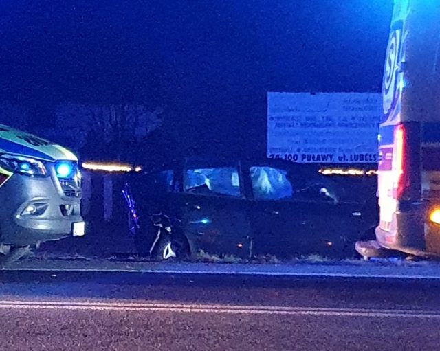 Groźny wypadek na drodze wojewódzkiej. Dwa auta rozbite, kilka osób poszkodowanych (zdjęcia)