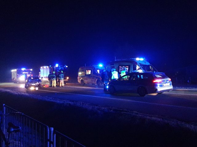 Groźny wypadek na drodze wojewódzkiej. Dwa auta rozbite, kilka osób poszkodowanych (zdjęcia)