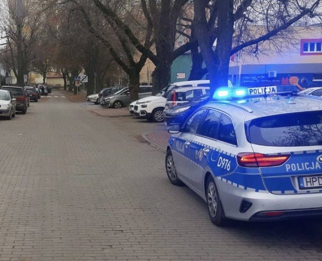 Pijana kierująca uderzyła w zaparkowane pojazdy. Zatrzymał ją świadek (zdjęcia)
