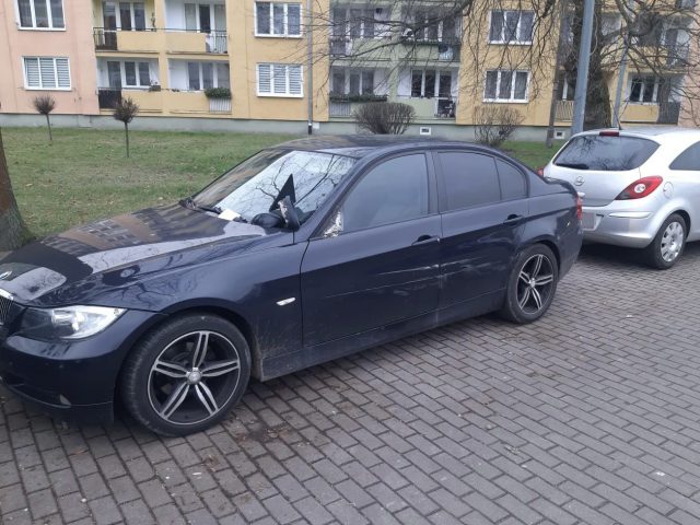 Pijana kierująca uderzyła w zaparkowane pojazdy. Zatrzymał ją świadek (zdjęcia)