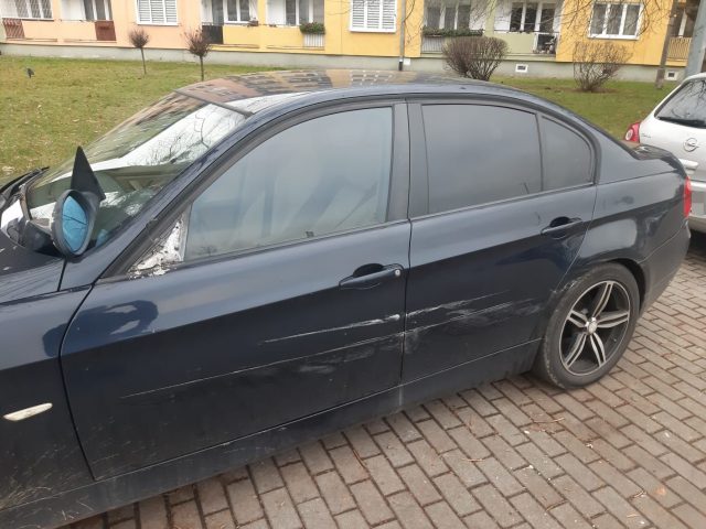 Pijana kierująca uderzyła w zaparkowane pojazdy. Zatrzymał ją świadek (zdjęcia)