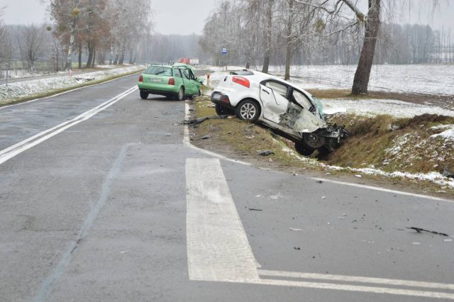Czołowe zderzenie dwóch pojazdów na drodze wojewódzkiej. Jedna osoba w szpitalu (zdjęcia)
