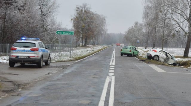 Czołowe zderzenie dwóch pojazdów na drodze wojewódzkiej. Jedna osoba w szpitalu (zdjęcia)